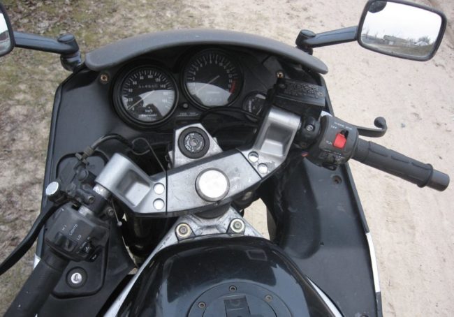 Руль и приборная панель мотоцикла Kawasaki ZZR 400 первого поколения