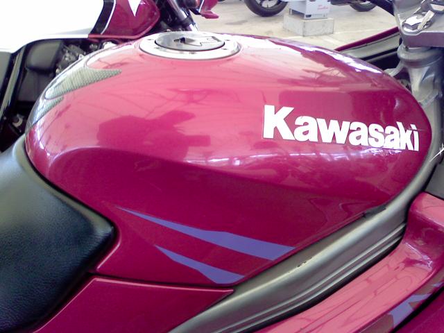 Бензобак объемом 18 литров на байке японского производства Kawasaki ZZR 250