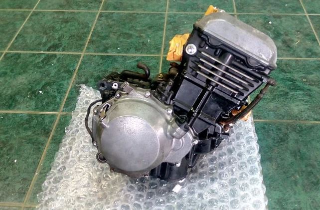 Четырехтактный бензиновый двигатель для японского мотоцикла Kawasaki ZZR 250