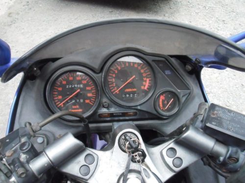 Внешний вид панели приборов механического типа на байке Kawasaki ZZR 250