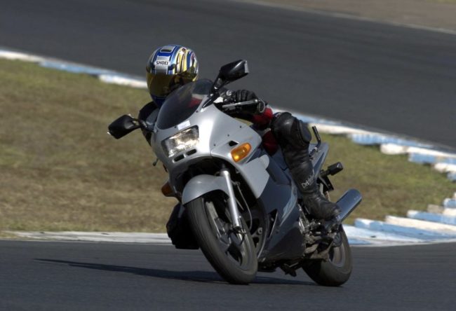 Тест спортивно-туристического мотоцикла модели Kawasaki ZZR 250 на гоночном треке