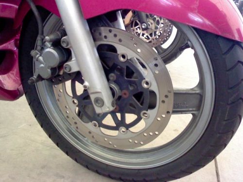 Передний тормозной диск на колесе мотоцикла Kawasaki ZZR 250 японского производства