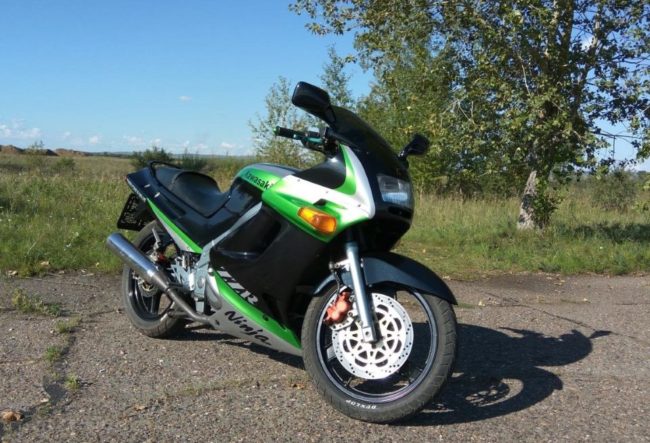 Внешний облик мотоцикла Kawasaki ZZR 250 черно-зеленой расцветки