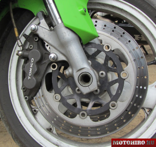 Тормозной механизм переднего колеса на мотоцикле Kawasaki ZX-9R