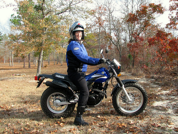Мотоцикл Ямаха TW 200 с человеком посадка квадратная фара