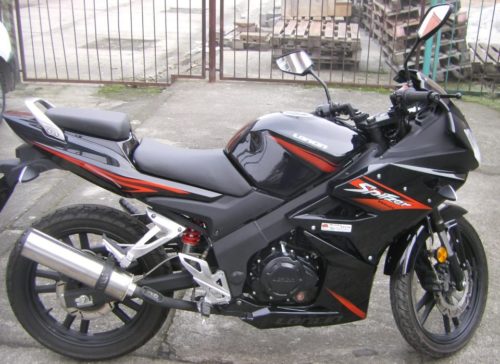 Вид сбоку мотоцикла Sagitta Spitzer SBR 150 черного цвета