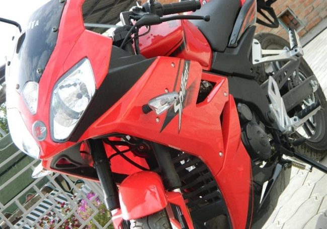 Боковой обтекатель двигателя красной расцветки на мотоцикле Sagitta Spitzer SBR 150