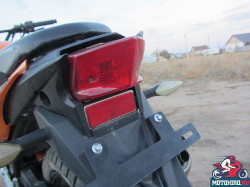 Красный фонарь заднего света в крыле мотоцикла Stels FLEX 250