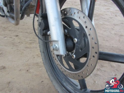 Тормозной диск на переднем колесе мотоцикла Stels FLEX 250 отечественного производства