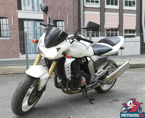 Kawasaki Z1000 стоит у дома