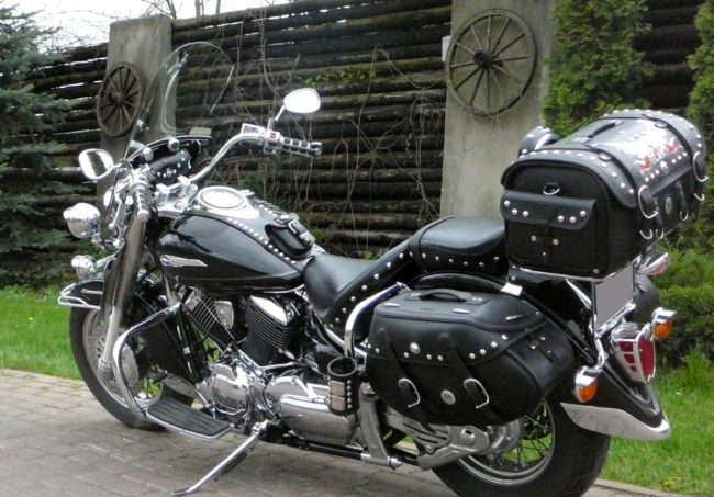 Внешний вид мотоцикла Yamaha 1100 Drag Star с бензобаком черного цвета