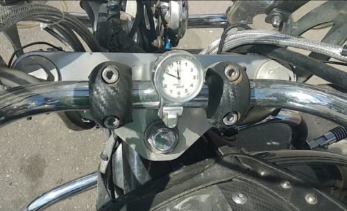 Механические часы на руле мотоцикла Yamaha 1100 Drag Star