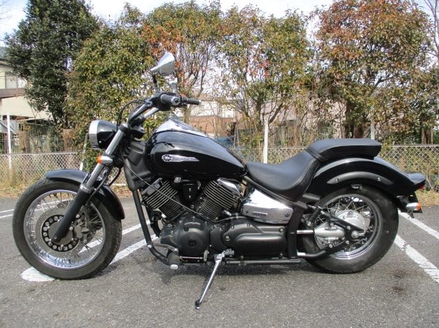 Вид сбоку мотоцикла Yamaha XVS1100 Drag Star Midnight Custom черного цвета