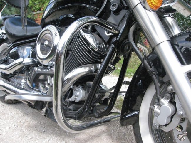 Дополнительные дуги безопасности на мотоцикле Yamaha 1100 Drag Star