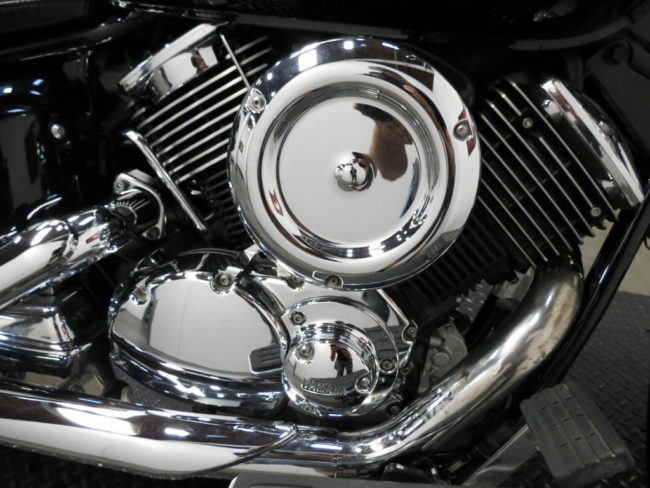 Хромированные поверхности цилиндров и крышек двигателя мотоцикла Yamaha 1100 Drag Star