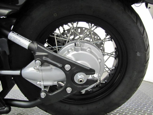 Карданный привод заднего колеса на японском мотоцикле Yamaha 1100 Drag Star