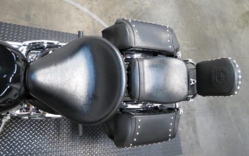 Кожаные сидения черного цвета на круизере Yamaha 1100 Drag Star