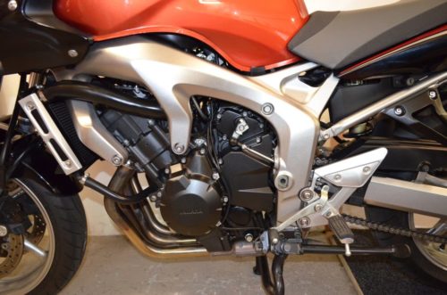 Внешний вид четырехцилиндрового двигателя на мотоцикле класса нейкед Yamaha FZ6 Fazer