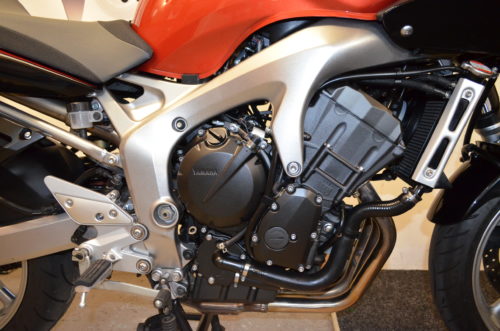 Фото инжекторного двигателя на мотоцикле японского производства Yamaha FZ6 Fazer