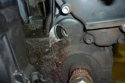 Повреждение картера двигателя в районе ведущей звездочки на Yamaha FZ6 Fazer