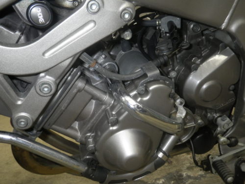 Левая половина четырехцилиндрового мотора мотоцикла Yamaha FZX 250 Zeal