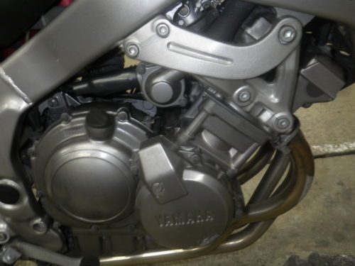 Двигатель на мотоцикле Yamaha FZX 250 Zeal, вид со стороны педали тормоза