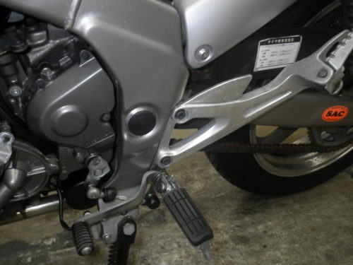 Подножка водителя и рукоятка скоростей на мотоцикле Yamaha FZX 250 Zeal