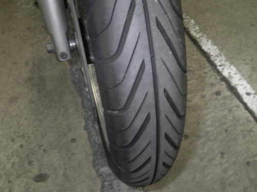 Штатная резина на переднем колесе байка Yamaha FZX 250 Zeal