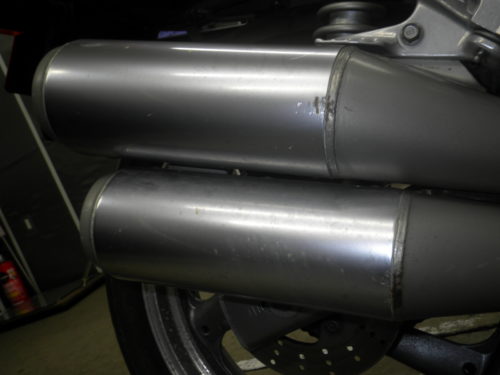 Двойной выхлоп глушителя на мотоцикле Yamaha FZX 250 Zeal