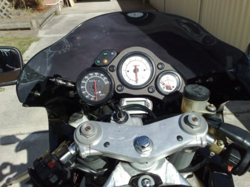 Приборная панель на мотоцикле спортивного класса Yamaha SZR 660
