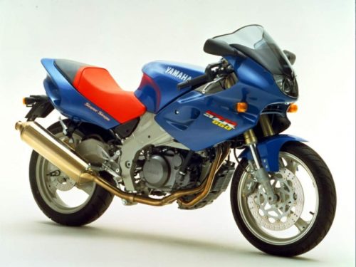 Вид сбоку спортивной версии японского байка Yamaha SZR 660