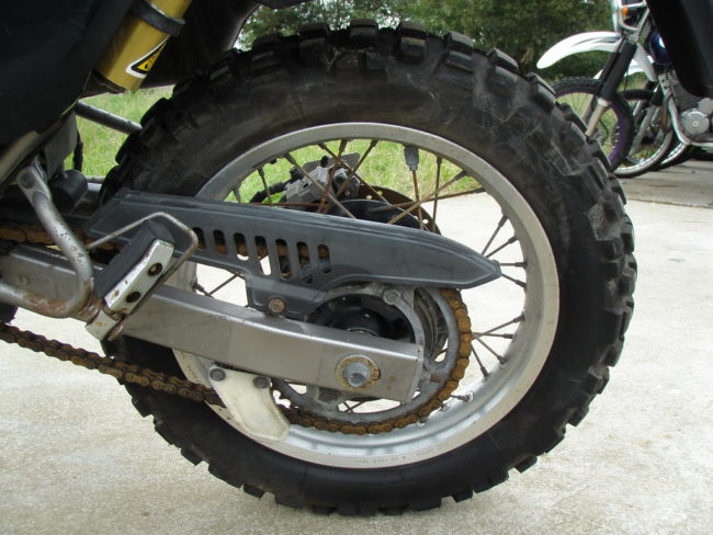 Цепной привод заднего колеса мотоцикла Yamaha Tenere XTZ 660 от японского производителя с защитой