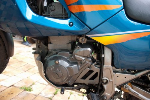 Вид на четырехтактный мотор мотоцикла Yamaha Tenere XTZ 660 со стороны рычага переключения передач