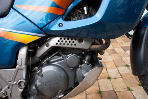 Одноцилиндровый двигатель на стальной раме мотоцикла Yamaha Tenere XTZ 660