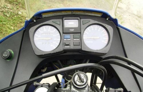 Стрелочные индикаторы на приборке японского байка Yamaha Tenere XTZ 660 первых лет выпуска