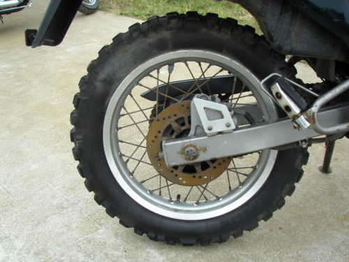 Задний маятник и тормозной диск на мотоциклеYamaha Tenere XTZ 660