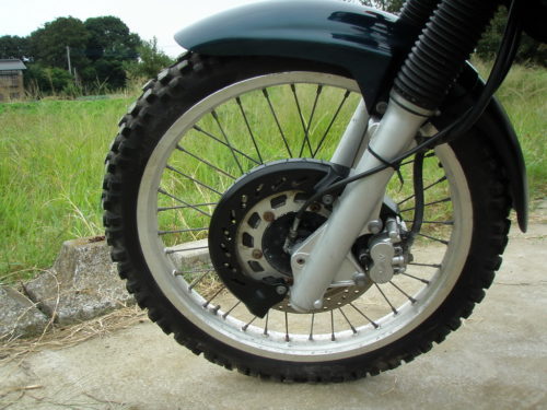 Переднее колесо с гидравлическим тормозом на мотоцикле Yamaha Tenere XTZ 660 японского производства