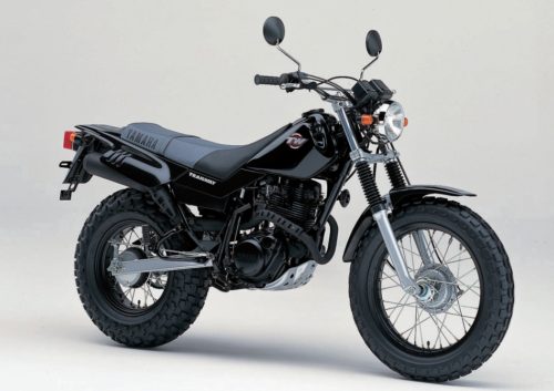 Yamaha TW 200 в классическом чёрном цвете вид сбоку