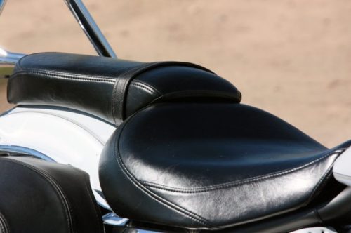 Раздельные сидения с кожаной обивкой на мотоцикле Yamaha XV 1900
