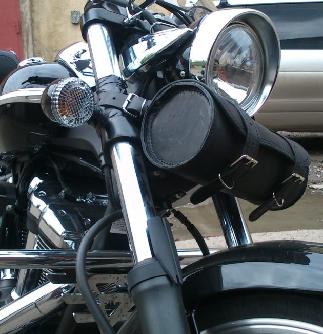 Кожаный бардачок на передней вилке телескопического типа мотоцикла Yamaha XV 1900