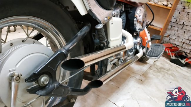Задний тормозной барабан и трубы глушителя мотоцикла Yamaha XVS 650 Drag Star Classic