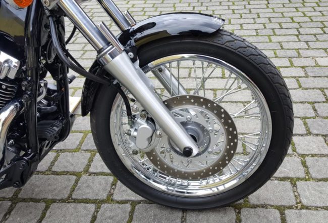 Короткое крыло на переднем колесе мотоцикла Yamaha XVS 650 Drag Star в модификации Custom 
