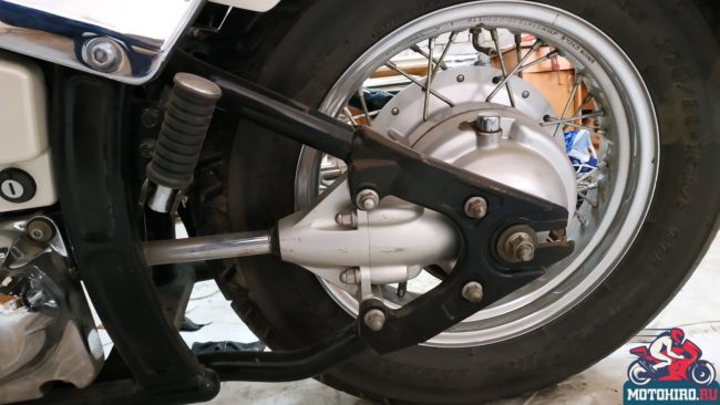 Карданный привод на заднем колесе японского мотоцикла Yamaha XVS 650 Drag Star Classic