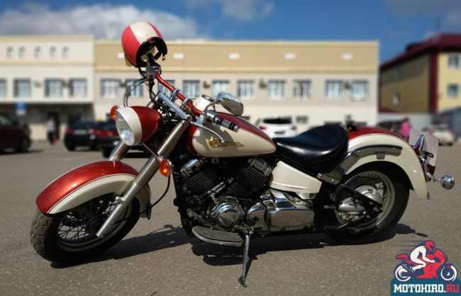 Вид сбоку мотоцикла класс круизер Yamaha XVS 650 Drag Star с двигателем воздушного охлаждения