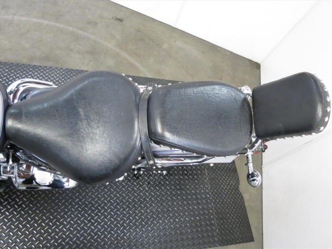 Вид сверху на раздельные сиденья с задней спинкой на байке Yamaha XVS 650 Drag Star