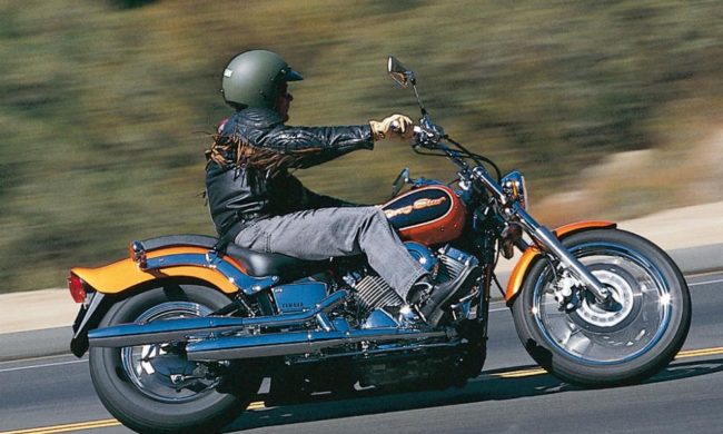 Разгон до 100 км/час на мотоцикле Yamaha XVS 650 Drag Star Classic оранжевого цвета