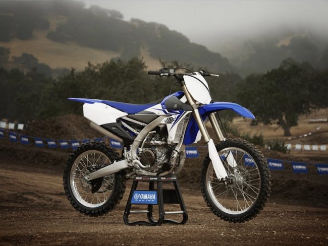 Фото новой модели мотоцикла Yamaha YZ 250 F на фоне живописных холмов