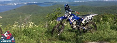 Классное фото мотоцикла Yamaha YZ 250 F на фоне живописного пейзажа