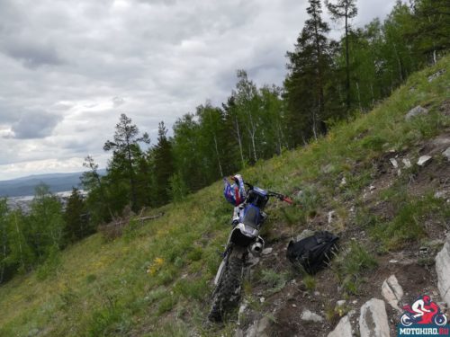 Фото кроссового байка Yamaha YZ 250 F на склоне живописных гор Волгоградской области