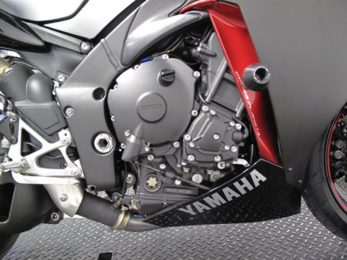 Матовая поверхность двигателя гоночного байка Yamaha YZF-R1